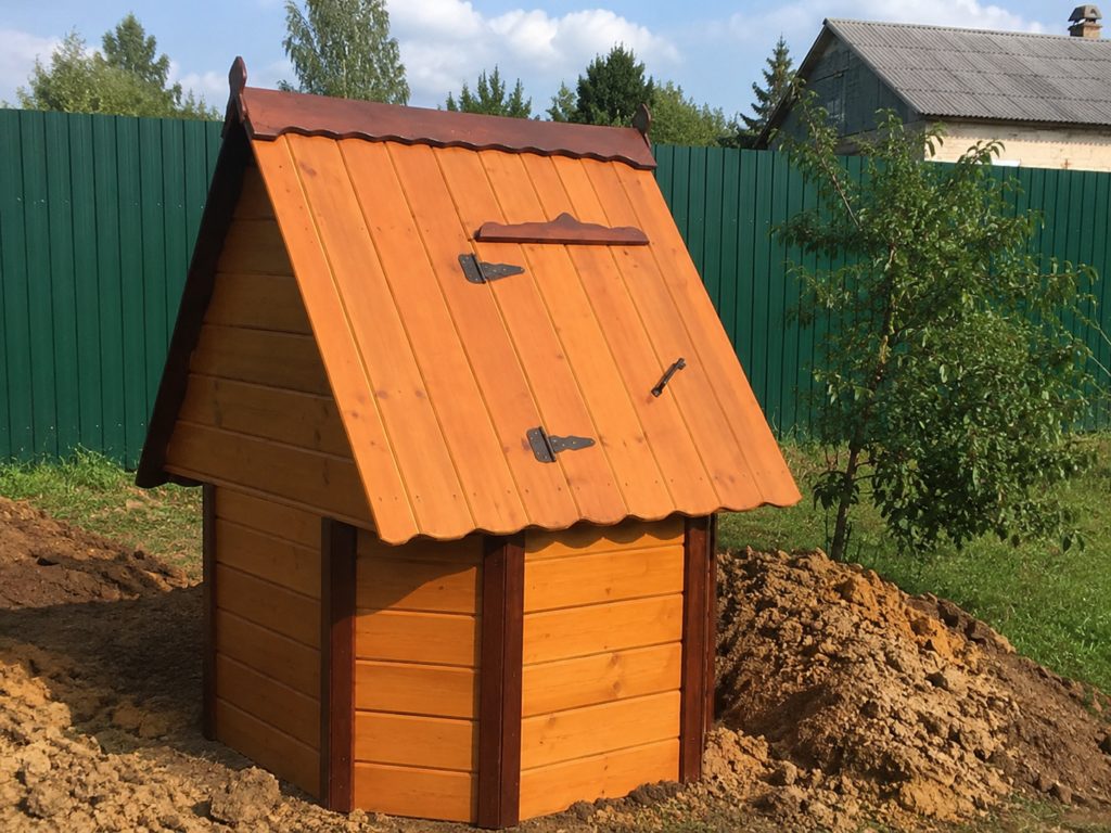 Деревянный колодезный домик